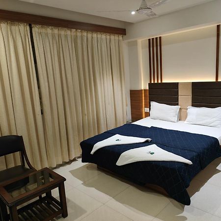 Hotel Sahyog & Rooms Surate Extérieur photo