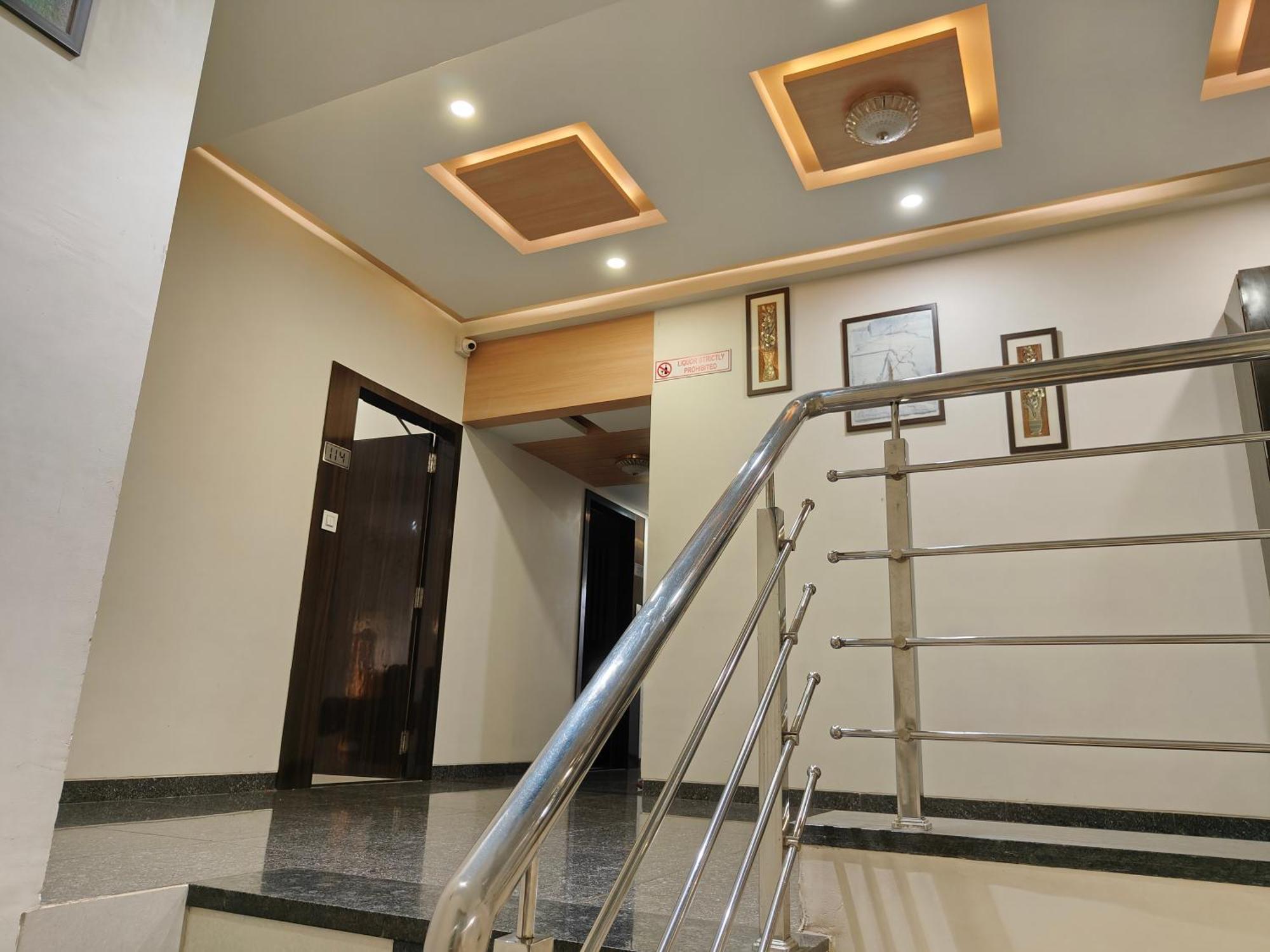 Hotel Sahyog & Rooms Surate Extérieur photo