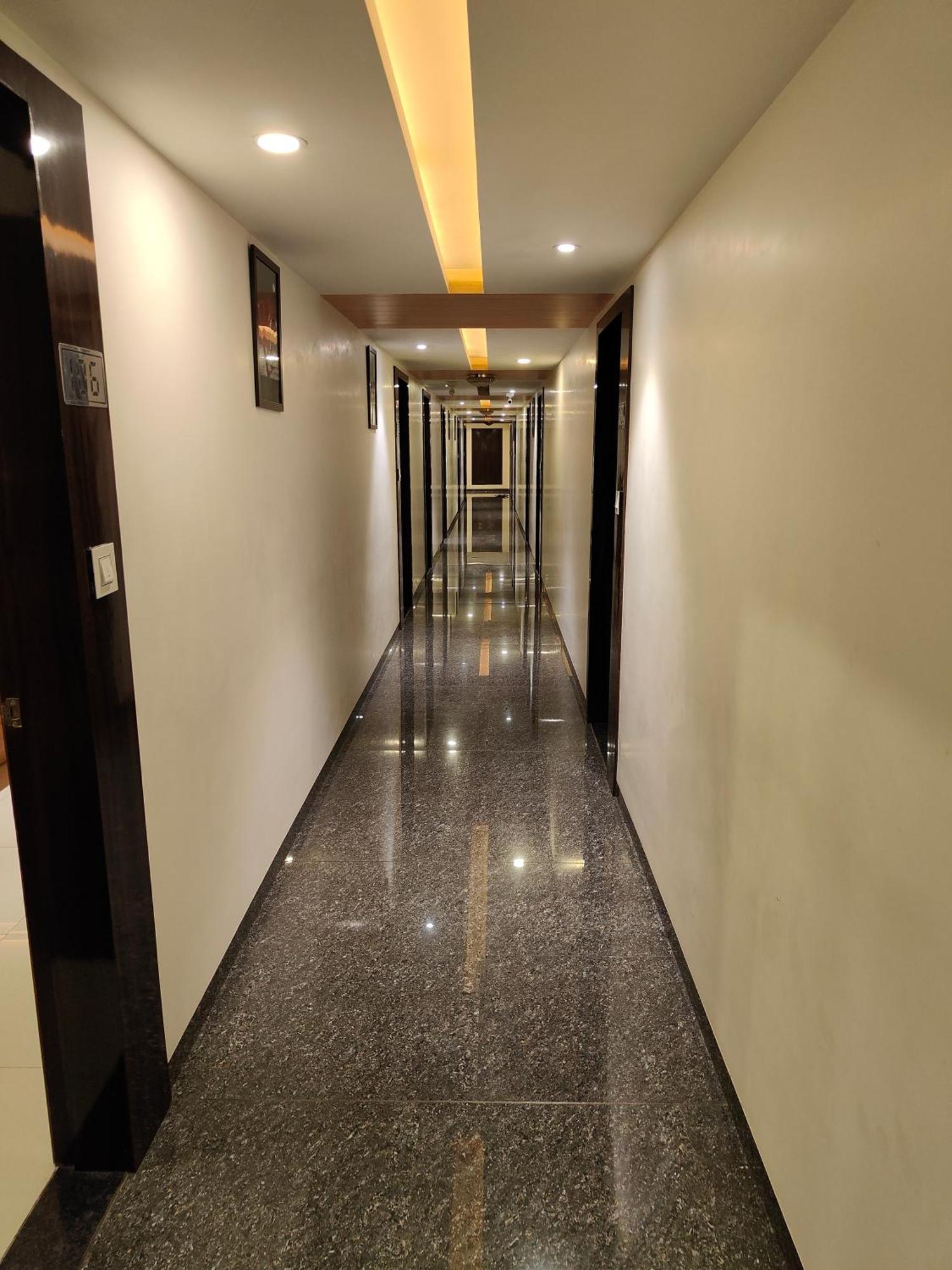 Hotel Sahyog & Rooms Surate Extérieur photo