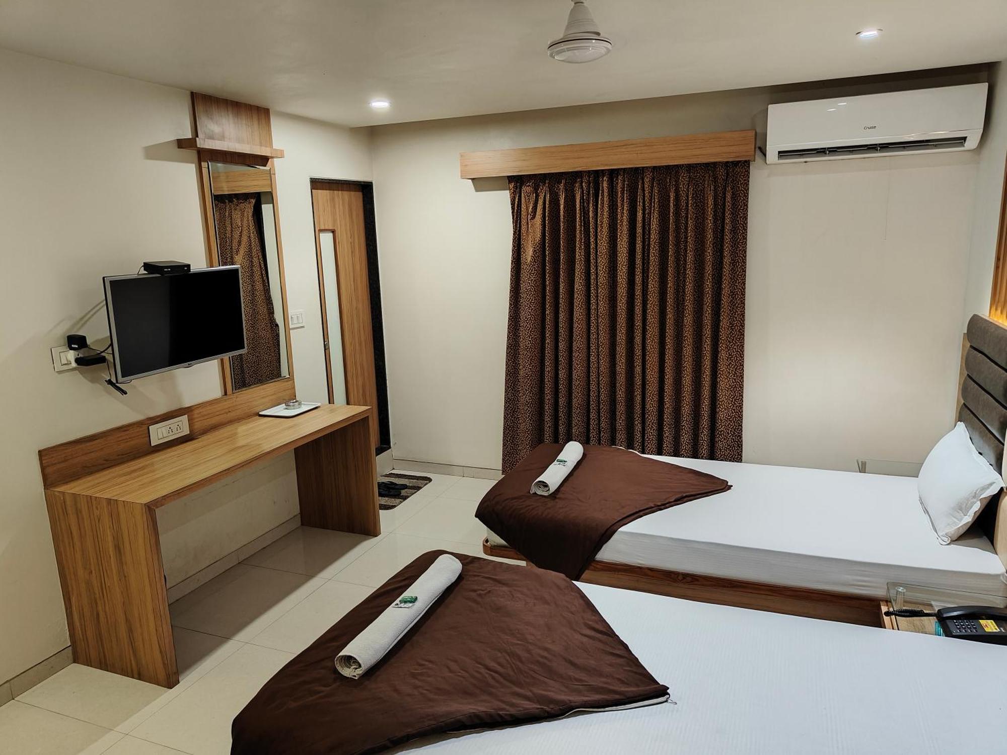 Hotel Sahyog & Rooms Surate Extérieur photo