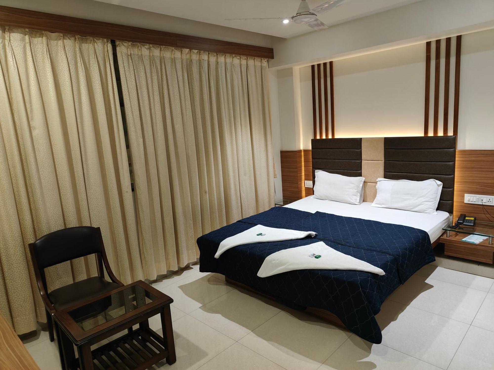 Hotel Sahyog & Rooms Surate Extérieur photo