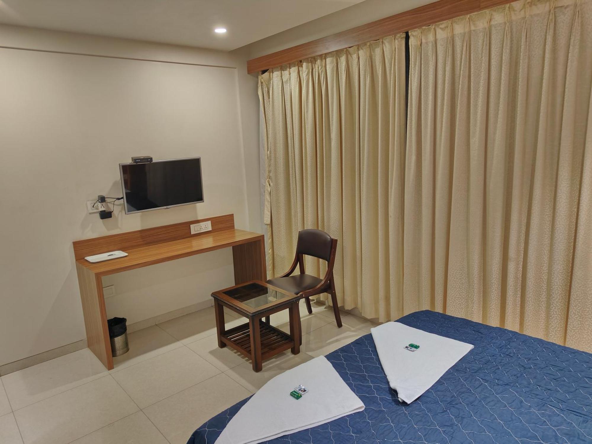 Hotel Sahyog & Rooms Surate Extérieur photo
