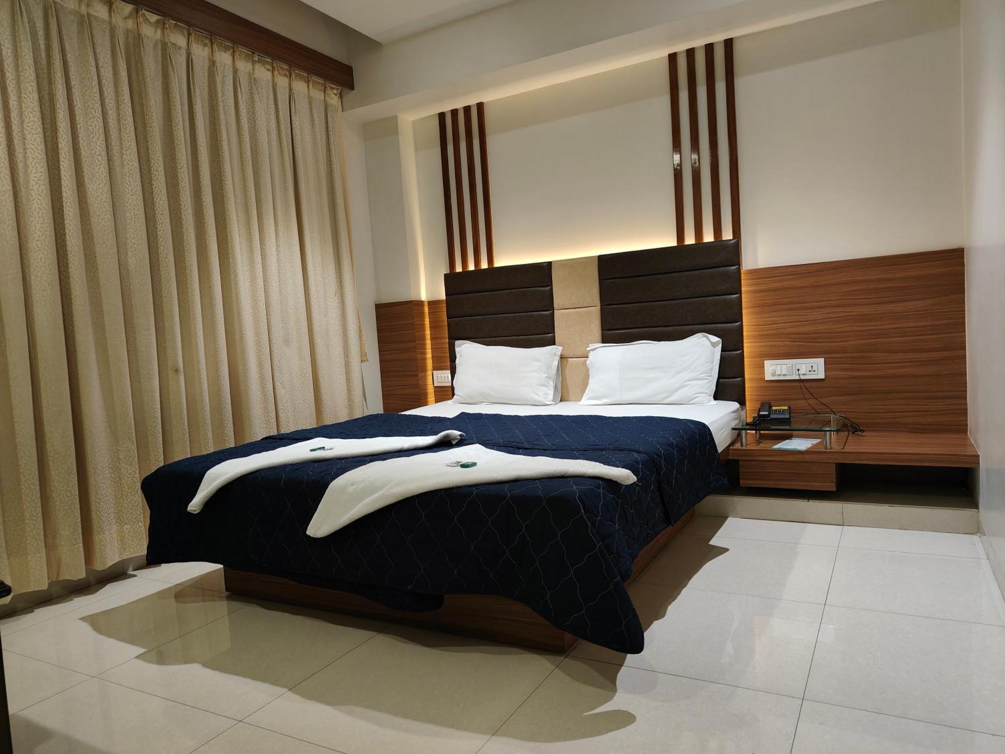 Hotel Sahyog & Rooms Surate Extérieur photo