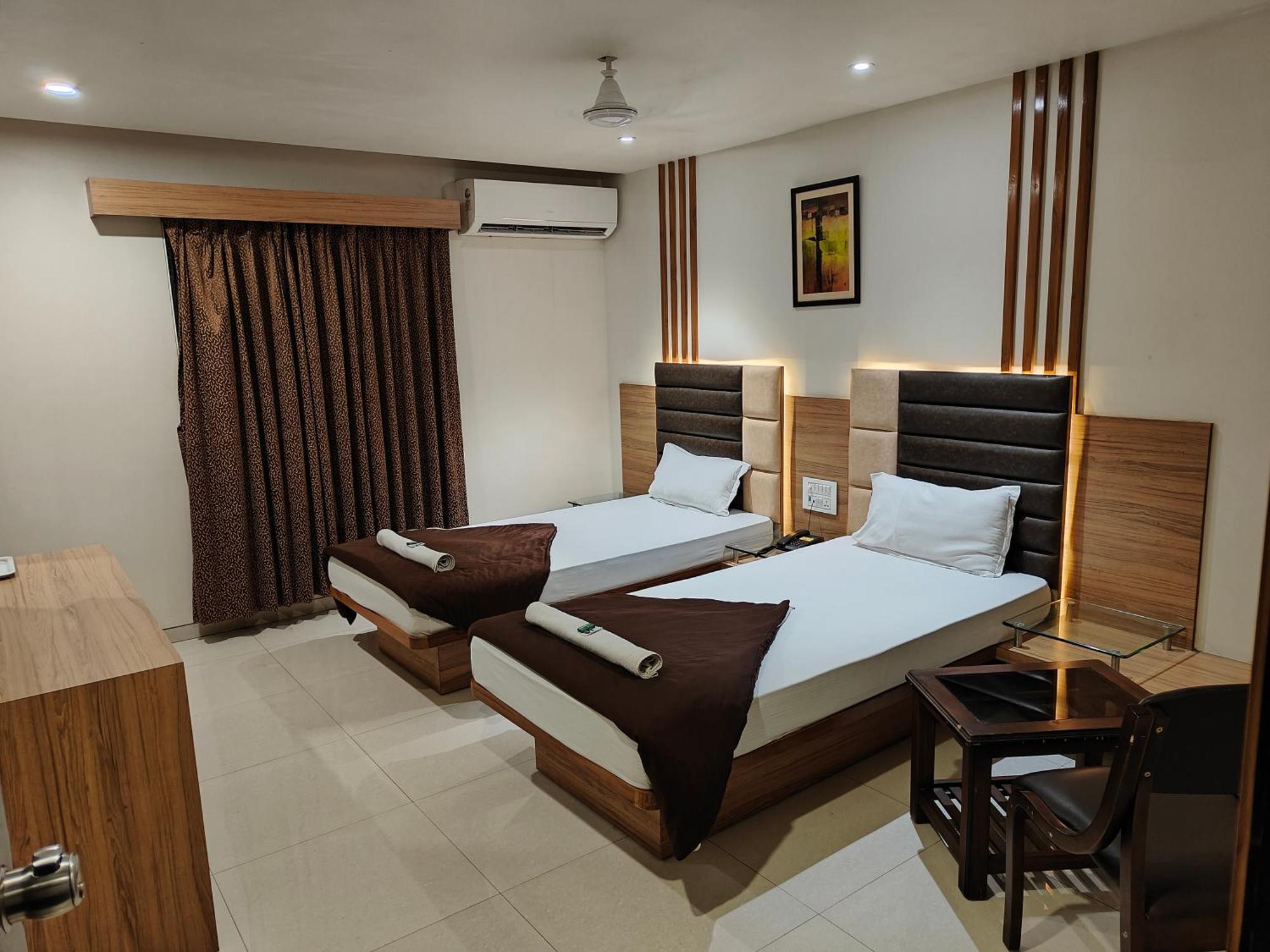 Hotel Sahyog & Rooms Surate Extérieur photo
