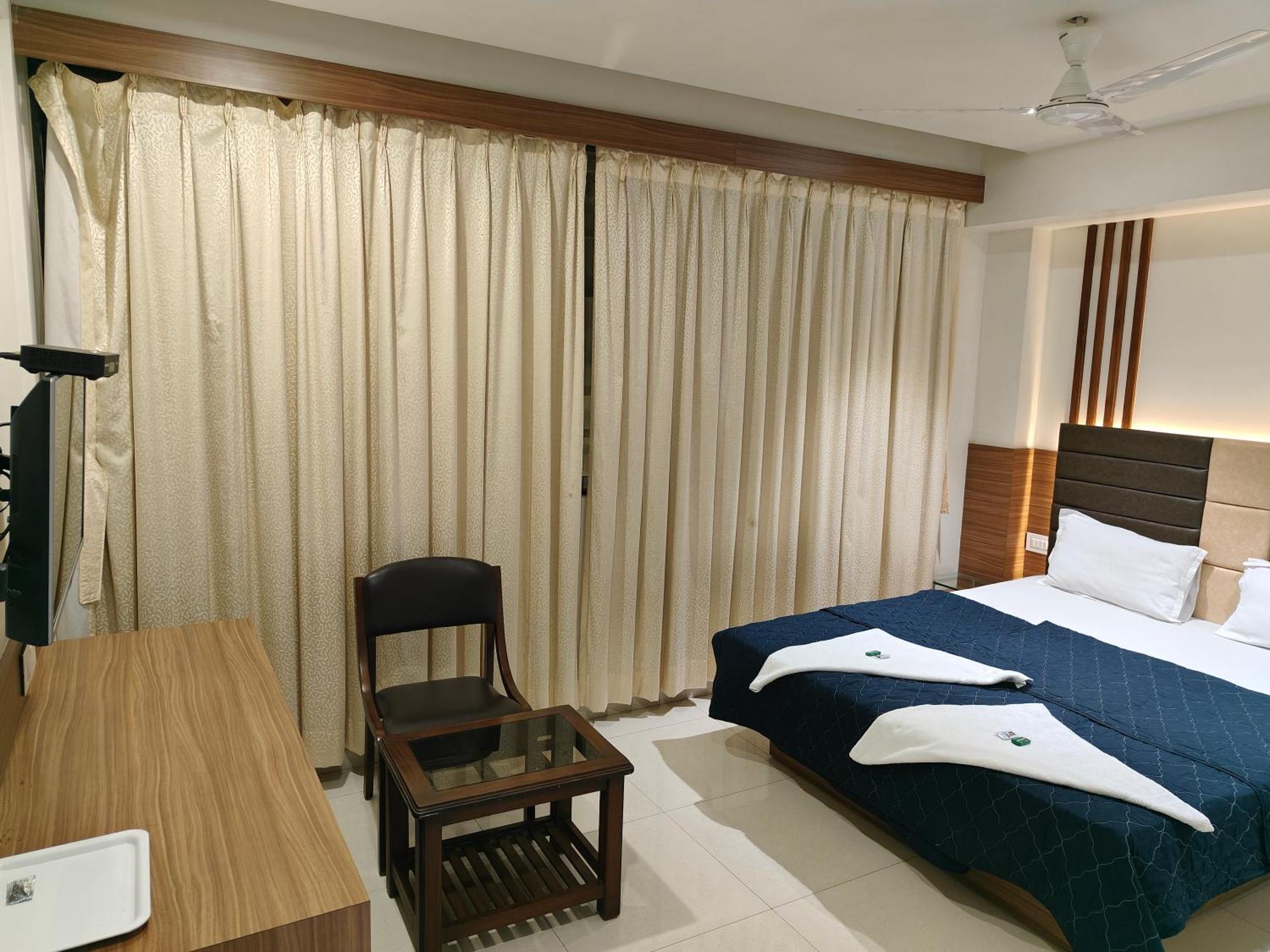 Hotel Sahyog & Rooms Surate Extérieur photo