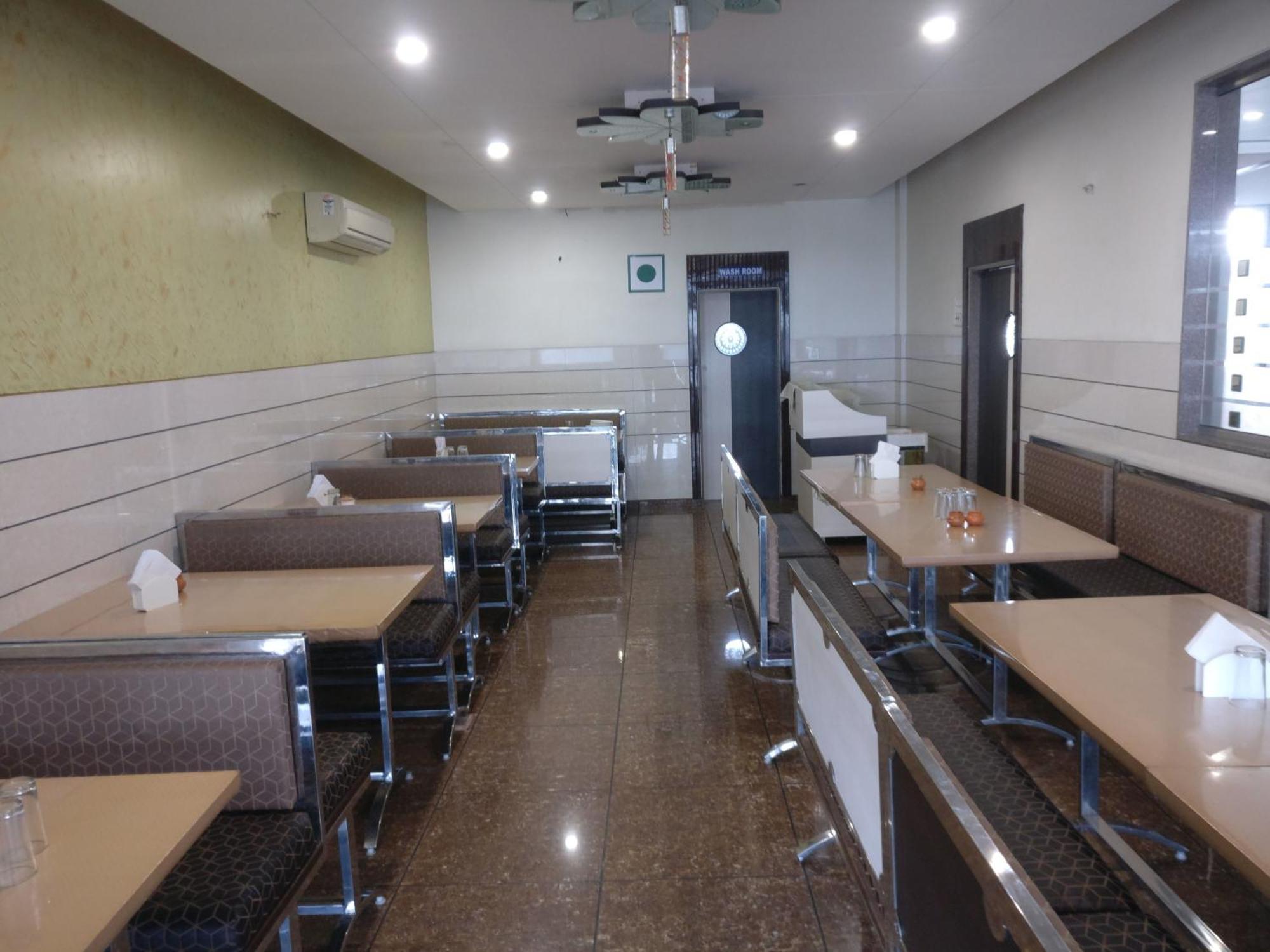 Hotel Sahyog & Rooms Surate Extérieur photo